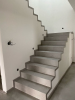  Ukazka-realizace-schody-s-vinylovou-podlahou-BUKOMA-STONE-UCLICK-Beton kamen svetly